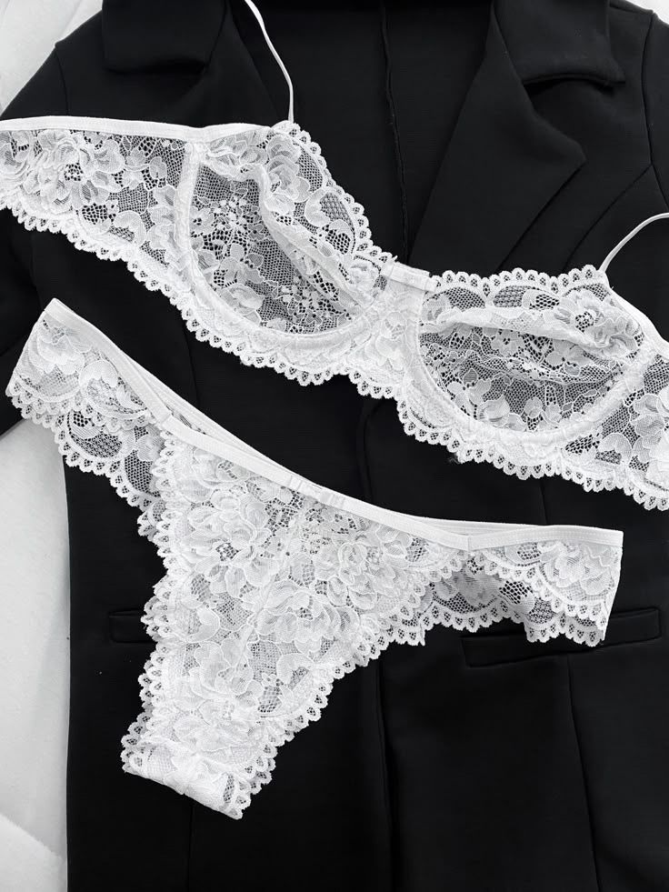 Conjunto vermelho com renda, pérolas e cinta-liga